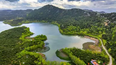 Kovada Gölü Milli Parkı hava fotoğrafı ile ada ve koyu suları