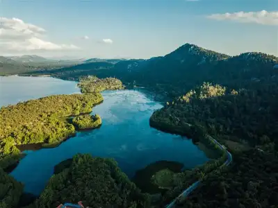 Kovada Gölü Milli Parkı kristal berraklığında mavi göl ve dağlar