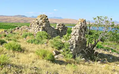 Limenia Adası yakınlarındaki harap taş yapılar ve dağlar
