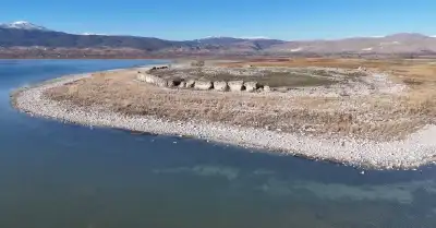 Limenia Adası orta kesimindeki antik kaya mezarları