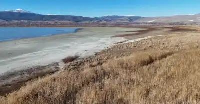 Limenia Adası sahili kıyı taşlarıyla kaplı manzara