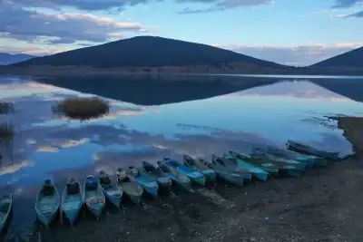 Mada (Kazak-Kumluca) Adası kıyısında mavi balık tekneleri