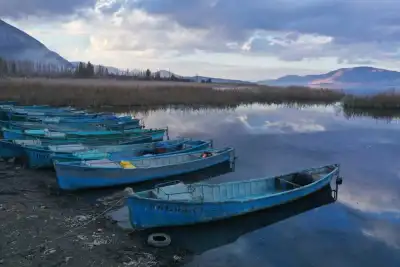 Mada (Kazak-Kumluca) Adası gölünde tekneler ve dağ manzarası