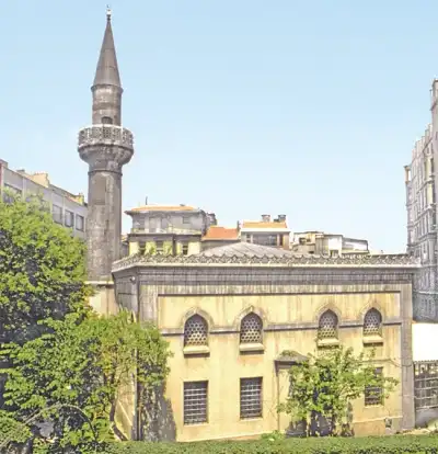 Merkez Ağa Camii minare manzarası beyaz cephe pencereler