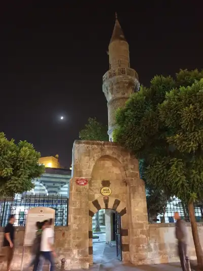 Merkez Ağa Camii iç dekorasyon vitray pencereler yazılı pano