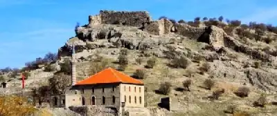 Muhittin Çeşmesi vakıf binası kızıl çatılı yapı