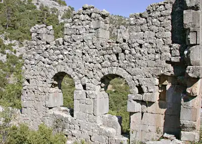 Neapolis Antik Kenti antik mezar odası ve taş yapılar