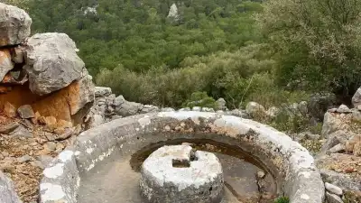 Neapolis Antik Kenti gizemli çeşme yapısının kemerli girişi
