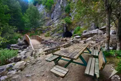 Pınargözü Mağarası yakınında piknik masaları ve mağara