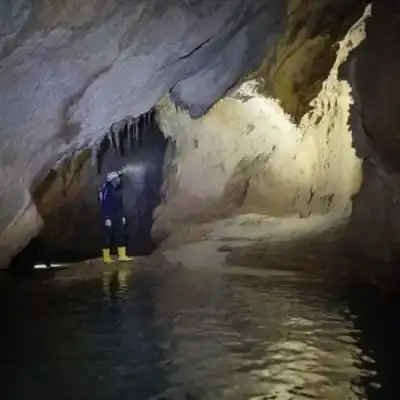 Pınargözü Mağarası çevresinde çağlayan ve yeşil orman