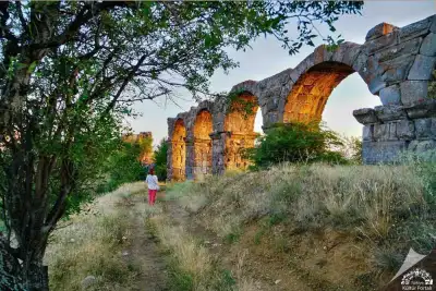 Pisidia Antiokheia Su Kemerleri ziyaretçi ile gün batımı