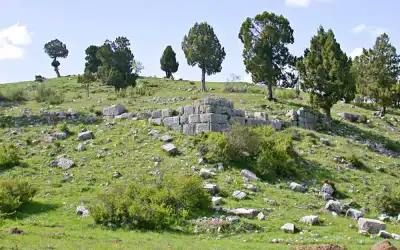 Prostanna Harabesi'nin yeşil yamaçlarında antik taş kalıntıları