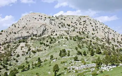 Prostanna Harabesi'nin kireçtaşı dağ formasyonu ve seyrek bitki örtüsü