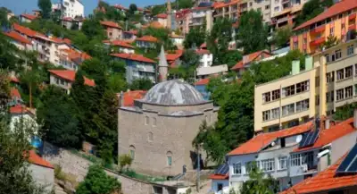 Seferağa Camii turuncu çatılarla çevrili şehir manzarası