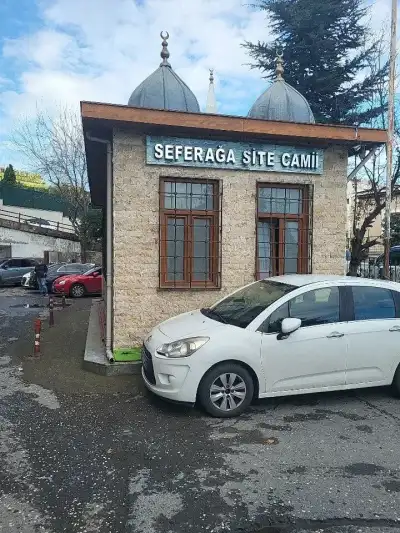 Seferağa Camii mavi halı ve pencerelerle iç mekan