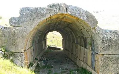 Seleukeia Sidera Harabesi antik taş kemer tüneli