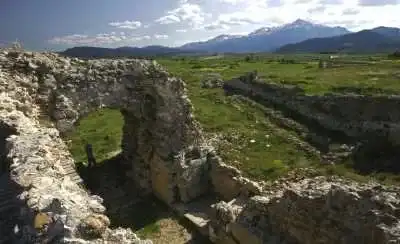 Seleukeia Sidera Harabesi taş duvarlarında vadiye bakış