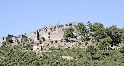 Sığırlık I Kalesi tepede iç kalelerin uzak manzarası