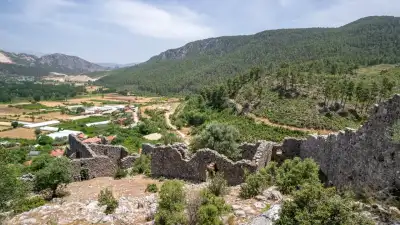 Sığırlık I Kalesi dönem yapıları ve vadi panoraması