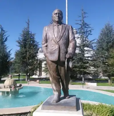 Süleyman Demirel Demokrasi ve Kalkınma Müzesi heykeli parkta