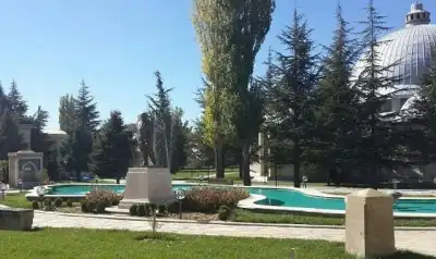 Süleyman Demirel Demokrasi ve Kalkınma Müzesi peyzaj ve anıt