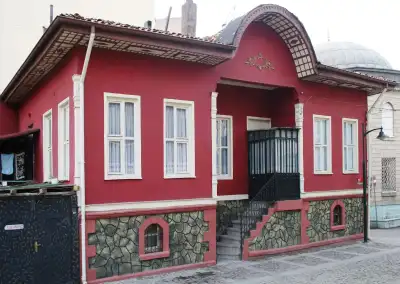 Tarihi Isparta Evleri kırmızı cepheli taş temelinde yer alan konak
