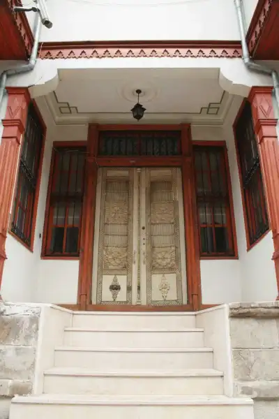 Tarihi Isparta Evleri ahşap kapı ve açılı üst bölümüyle girişi vurgulayan detay