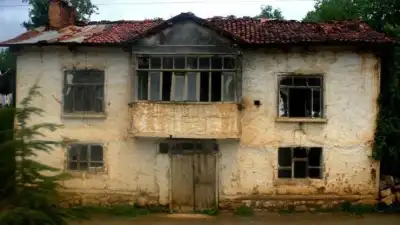 Tarihi Isparta Evleri sarı cephe ve taş zemine sahip iki katlı geleneksel ev