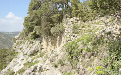 Taşkapı Harabesi kayalık yamaçta antik taş yapıları