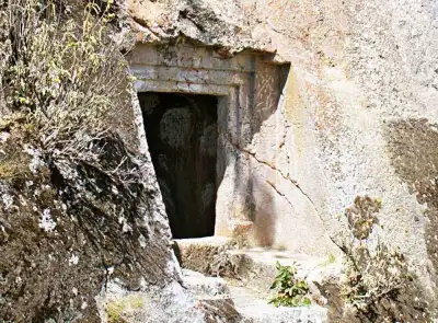 Tynada Harabesi antik kapısı ve iç mekan detayı