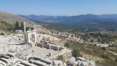 Tynada Harabesi vadiye bakan geniş arkeolojik alan