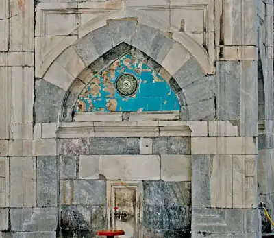 Ulu Camii Çeşmesi, turkuaz glazürlü kemerin detayı ve mermer işçiliği