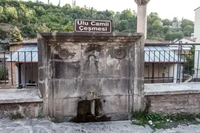 Ulu Camii Çeşmesi, geleneksel taş mimarisi ve dekoratif panel ayrıntıları