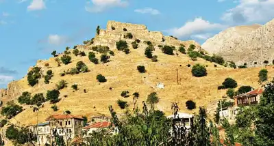 Uluborlu Kalesi tepesi yeşil ağaçlarla çevrili