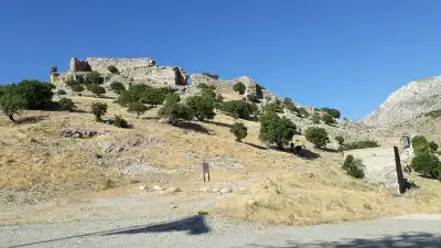 Uluborlu Kalesi kalıntıları arid yamaçta