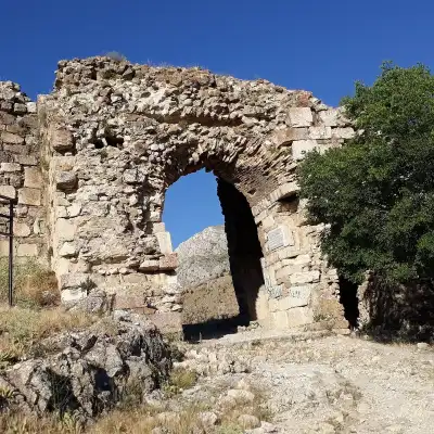 Uluborlu Kalesi taş kapısı ve arkların detayı