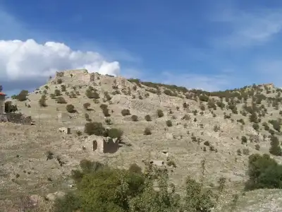 Uluborlu Kalesi yanında osmanlı camii yapısı