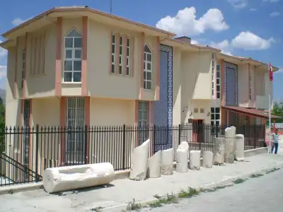 Uluborlu Müzesi dağ manzarası ve bitişik binalar