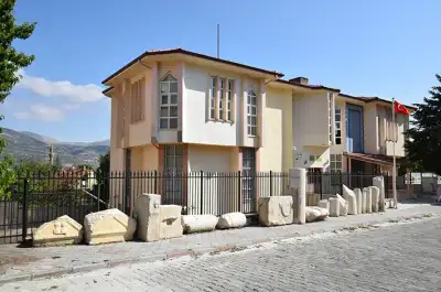Uluborlu Müzesi bahçesi ve antik taş eserler