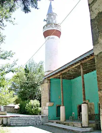 Veli Baba Külliyesi minare ve türbe kompleksi ön görünümü