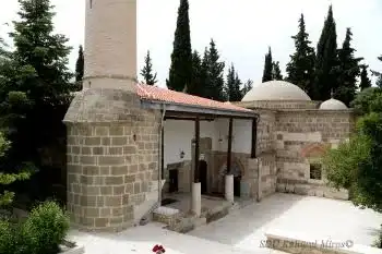 Veli Baba Külliyesi dağ manzarası ve mimari yapı detayları