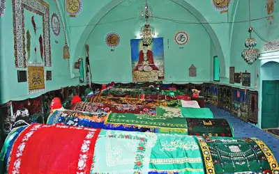 Veli Baba Külliyesi taş temeller ve iç mekan mimarisi