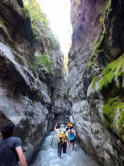 Yaka Kanyonu kayalık yamaçları arasında rehberli tur