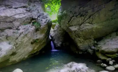 Yaka Kanyonu geniş kaya formasyonları ve su kaynağı