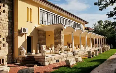 Yalvaç Müzesi uzun sundurmalı sergi binası bahçesi