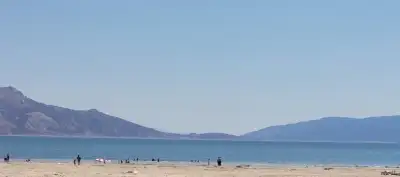 Yalvaç Taşevi Plajı kum sahili dağ manzarasıyla