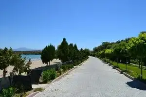 Yalvaç Taşevi Plajı göl kenarında gölgelik ve çimen alan