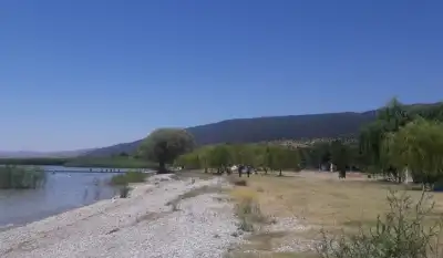 Yalvaç Taşevi Plajı kıyı şeridi temiz su manzarası