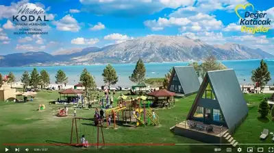 Yalvaç Taşevi Plajı oyun alanı dağ görünümüyle