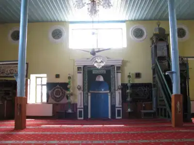 Yılanlıoğlu Camii modern restore edilmiş cephe ve minare